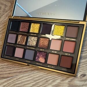 Huda Beauty empowered eyeshadow palette